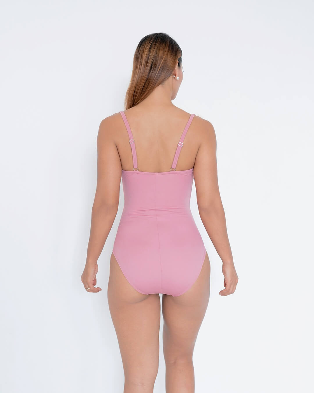 vista-posterior-mujer-de-espalda-en-traje-de-baño-entero-color-rosa