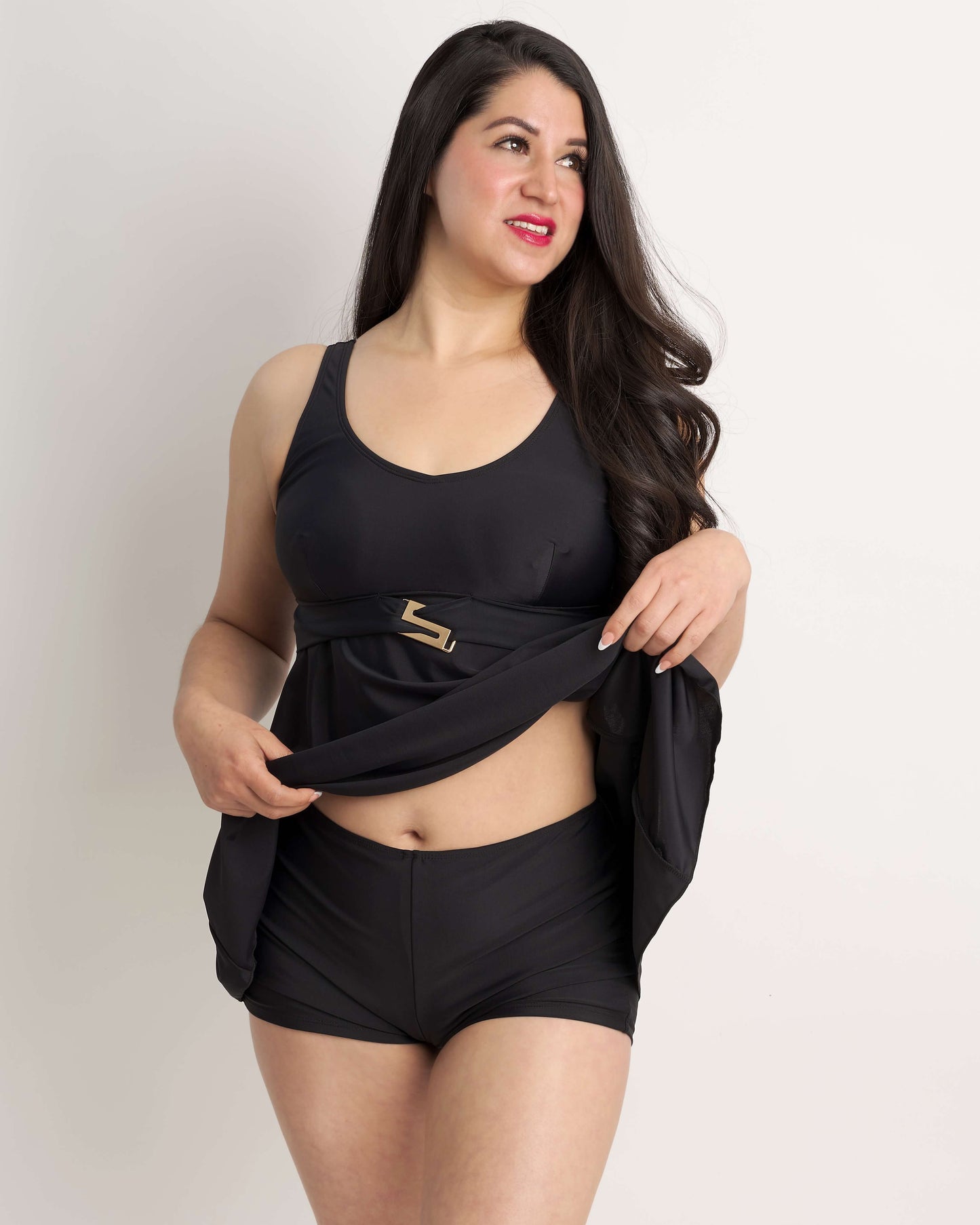 vista-frontal-mujer-en-traje-de-baño-tankini-blusa-con-short-color-negro