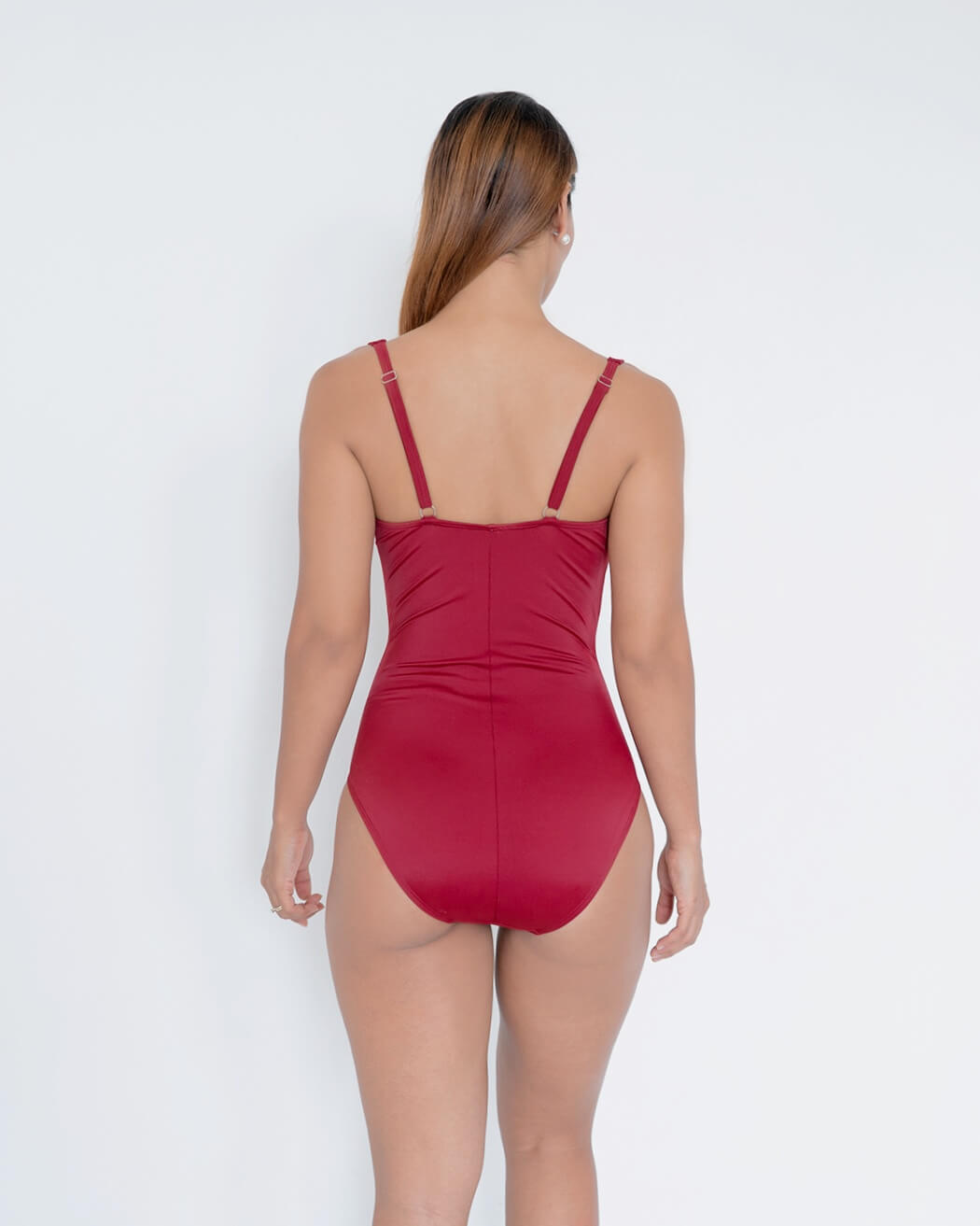 vista-posterior-mujer-de-espalda-mujer-en-traje-de-baño-completo-color-vino