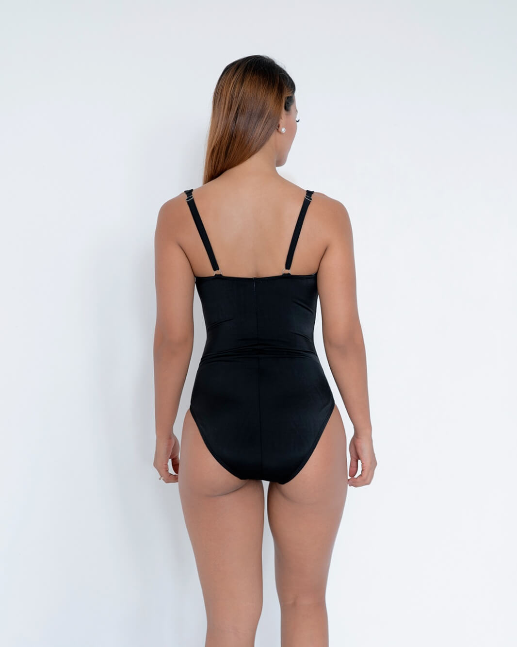 vista-posterior-mujer-de-espalda-en-traje-de-baño-color-negro